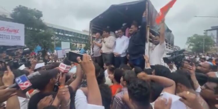 अखेर अविनाश जाधव यांनी अमराठी व्यापाऱ्यांना इशारा देत हा मोर्चा थांबवत असल्याचे केले जाहीर…