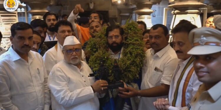 उपमुख्यमंत्री एकनाथ शिंदे यांनी घेतले श्री विठ्ठल रुक्मिणी मातेचे मुख दर्शन…
