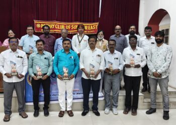 रोटरी क्लब तर्फे गुरु पौर्णिमा दिनी गुरुजींचा व डॉक्टरांचा सन्मान.