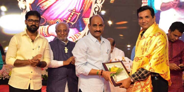 सोलापूर विद्यापीठाचे कायदा अधिकारी खैरदी ‘गुणीजन गौरव’ पुरस्काराने सन्मानित…