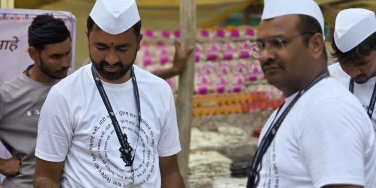 सुंदरम फायनान्सद्वारे वारकऱ्यांना पर्यावरणपूरक कापडी पिशव्यांचे वाटप…