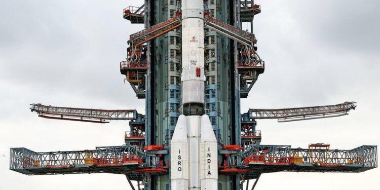 इस्रोने सर्वात महागडा व शक्तिशाली उपग्रह NISAR लाँच केला