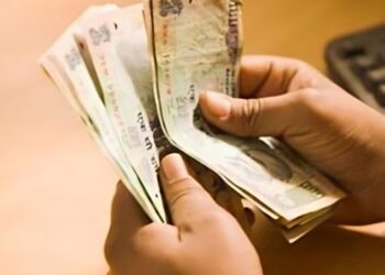 शासन निर्णयानुसार बंदीवास सोसाव्या लागलेल्या व्यक्तींच्या मानधनात वाढ…