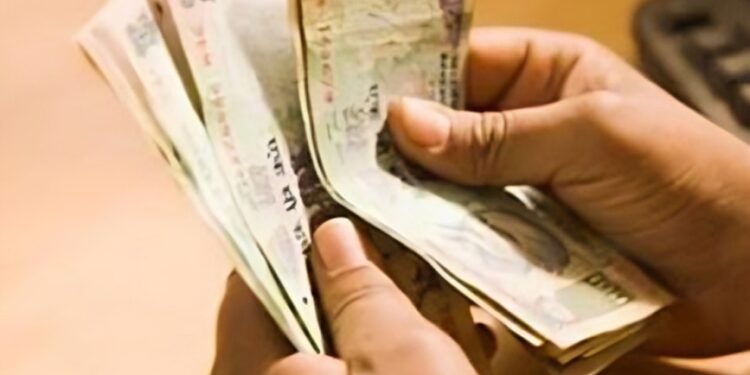 शासन निर्णयानुसार बंदीवास सोसाव्या लागलेल्या व्यक्तींच्या मानधनात वाढ…