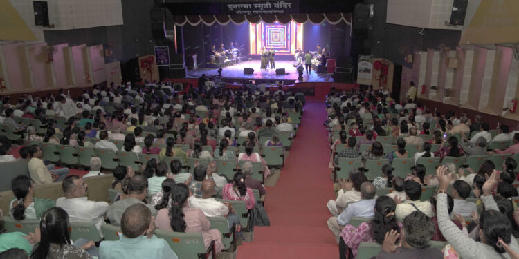 ‘हुतात्मा’ हाउसफुल! ..अभिषेक सराफ-कल्याणी याच्या गाण्यावर टाळ्यांचा पाऊस..