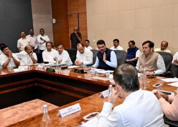 मुंबई महानगरपालिकेने कबुतरांना नियंत्रित खाद्यपुरवठा सुरू ठेवण्याचे मुख्यमंत्री देवेंद्र फडणवीस यांचे निर्देश