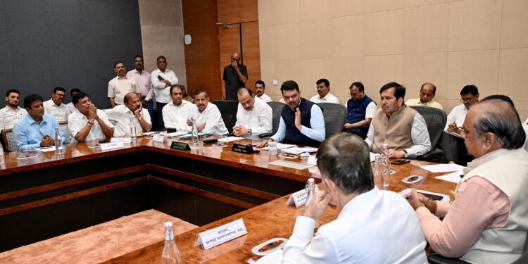 मुंबई महानगरपालिकेने कबुतरांना नियंत्रित खाद्यपुरवठा सुरू ठेवण्याचे मुख्यमंत्री देवेंद्र फडणवीस यांचे निर्देश