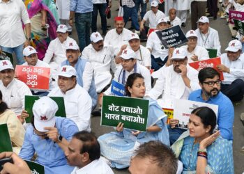 वोट चोरीच्या विरोधात INDIA आघाडीच्या 300 खासदारांचा निवडणूक आयोगाच्या कार्यालयावर धडक मोर्चा