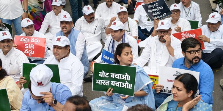 वोट चोरीच्या विरोधात INDIA आघाडीच्या 300 खासदारांचा निवडणूक आयोगाच्या कार्यालयावर धडक मोर्चा