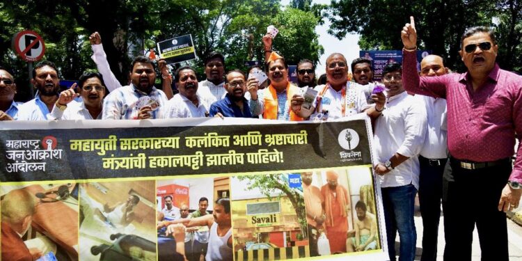 शिवसेना उद्धव बाळासाहेब ठाकरे पक्षाच्या वतीने भ्रष्ट मंत्र्यांविरोधात जनआक्रोश आंदोलन