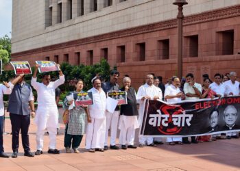 निवडणूक आयोगाच्या पक्षपाती वर्तनाविरोधात दिल्लीत काँग्रेसचे आंदोलन