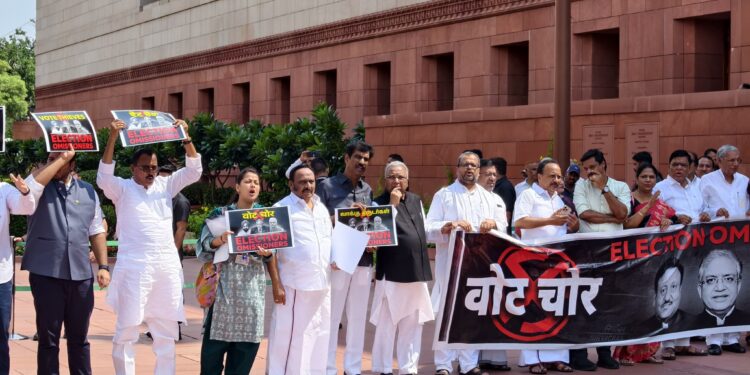 निवडणूक आयोगाच्या पक्षपाती वर्तनाविरोधात दिल्लीत काँग्रेसचे आंदोलन