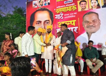 साहित्यरत्न आण्णा भाऊ साठे यांच्या जयंती निमित्त काढण्यात आलेल्या सांगता मिरवणुकीमध्ये भिम क्रांती प्रतिष्ठानच्या वतीने अल्पोपहार वाटप