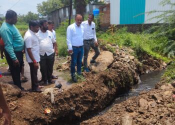 सोलापूर शहरात झालेल्या मुसळधार पावसामुळे विविध भागांत पाणी साचले; प्रशासनाकडून तत्काळ मदत कार्य राबविण्यात आले…