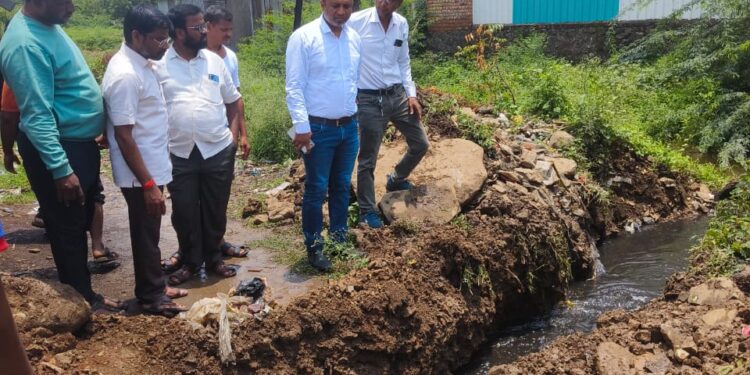 सोलापूर शहरात झालेल्या मुसळधार पावसामुळे विविध भागांत पाणी साचले; प्रशासनाकडून तत्काळ मदत कार्य राबविण्यात आले…