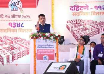 मुख्यमंत्री देवेंद्र फडणवीस यांच्या हस्ते दहिटणे आणि शेळगी येथील १ हजार ३४८ सदनिकांचे वितरण