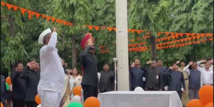 जिल्हा परिषदेत सिईओ जंगम यांचे हस्ते ध्वजारोहण…