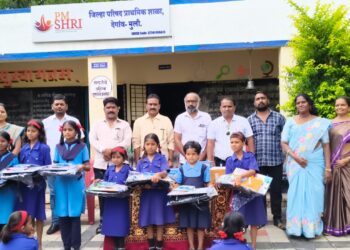 आस्था सामाजिक संस्थेच्या वतीने विद्यार्थिनींना शैक्षणिक साहित्य वाटप