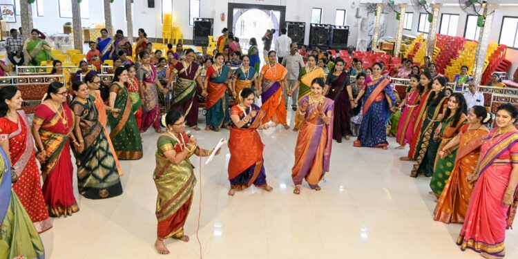 नाच ग घुमा ग्रुप : व्यसन, कचरा, वाहतूक अन् स्वच्छतेबद्दल जनजागृती…