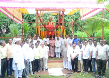 राष्ट्रीय हातमाग दिवस दिनानिमित्त विणकर बागेत हातमाग करणाऱ्या प्रतिकात्मक पुतळ्यास अभिवादन…