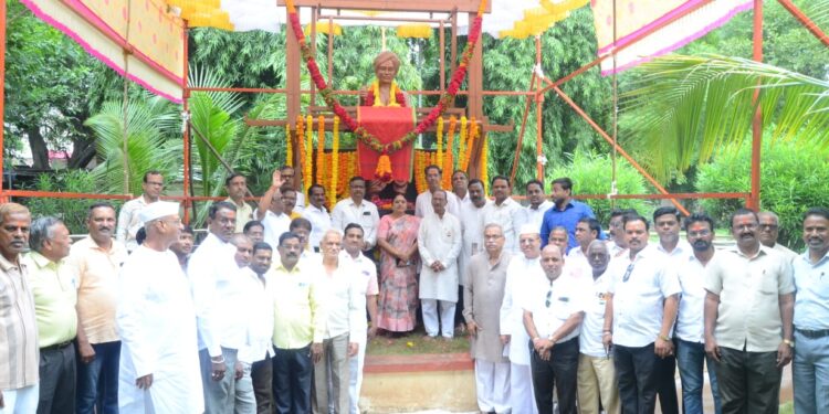 राष्ट्रीय हातमाग दिवस दिनानिमित्त विणकर बागेत हातमाग करणाऱ्या प्रतिकात्मक पुतळ्यास अभिवादन…