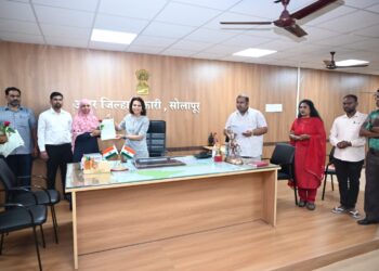 वंचित महिलांना शिधापत्रिकांचे अप्पर जिल्हाधिकारी मोनिका सिंग ठाकूर यांच्या हस्ते वितरण