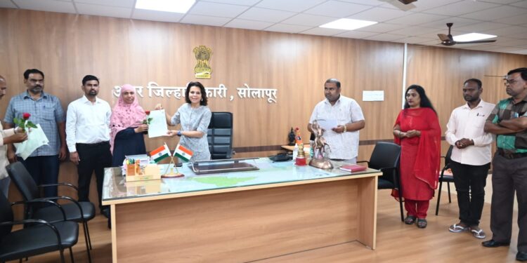वंचित महिलांना शिधापत्रिकांचे अप्पर जिल्हाधिकारी मोनिका सिंग ठाकूर यांच्या हस्ते वितरण