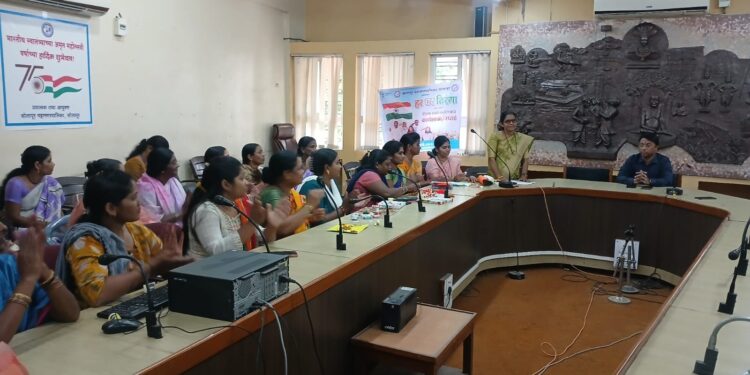 सोलापूर महापालिकेने घेतली तिरंगा राखी बनवण्याची कार्यशाळा…