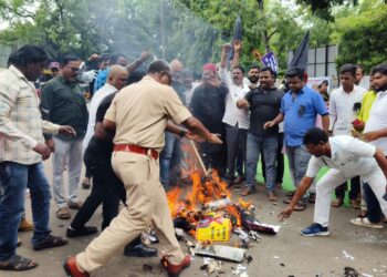 सिटू च्यावतीने टेरीफ कराच्या निषेधार्थ डोनाल्ड ट्रम्पचा पुतळा दहन करताना कार्यकर्ते व पोलिसांची तारांबळ