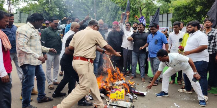 सिटू च्यावतीने टेरीफ कराच्या निषेधार्थ डोनाल्ड ट्रम्पचा पुतळा दहन करताना कार्यकर्ते व पोलिसांची तारांबळ