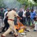 सिटू च्यावतीने टेरीफ कराच्या निषेधार्थ डोनाल्ड ट्रम्पचा पुतळा दहन करताना कार्यकर्ते व पोलिसांची तारांबळ