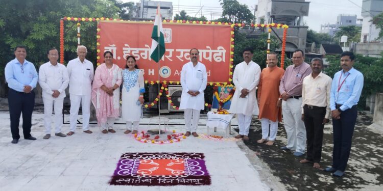 15 ऑगस्ट निमित्त डॉ. हेडगेवार रक्तपेढी येथे झेंडावंदन