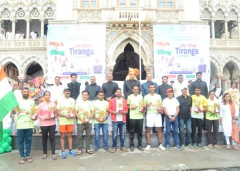 महापालिका आयुक्त डॉ. सचिन ओम्बासे यांच्या हस्ते ७८ किमी धाव पूर्ण करणाऱ्या सर्व धावपटूंचा सत्कार..