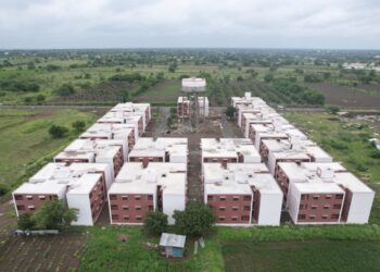 सोलापूरमध्ये प्रधानमंत्री आवास योजनेअंतर्गत उभारलेल्या १३४८ सदनिकांचे १७ ऑगस्ट रोजी मुख्यमंत्री देवेंद्र फडणवीस यांच्या हस्ते वितरण