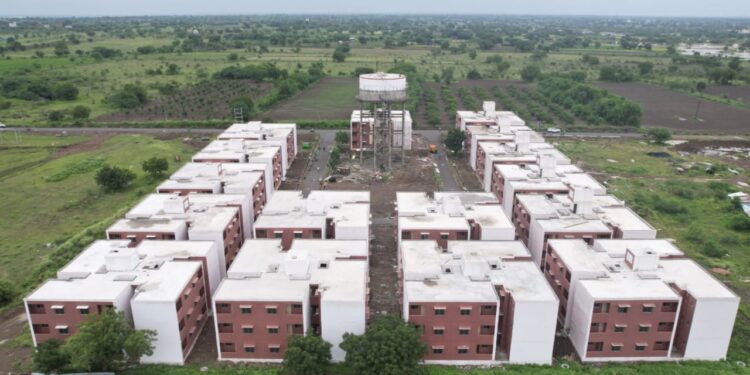 सोलापूरमध्ये प्रधानमंत्री आवास योजनेअंतर्गत उभारलेल्या १३४८ सदनिकांचे १७ ऑगस्ट रोजी मुख्यमंत्री देवेंद्र फडणवीस यांच्या हस्ते वितरण