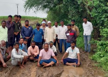 कामतीला जोडणाऱ्या रस्त्यासाठी हराळवाडी ग्रामस्थांचा चिखलात ठिय्या आंदोलन…