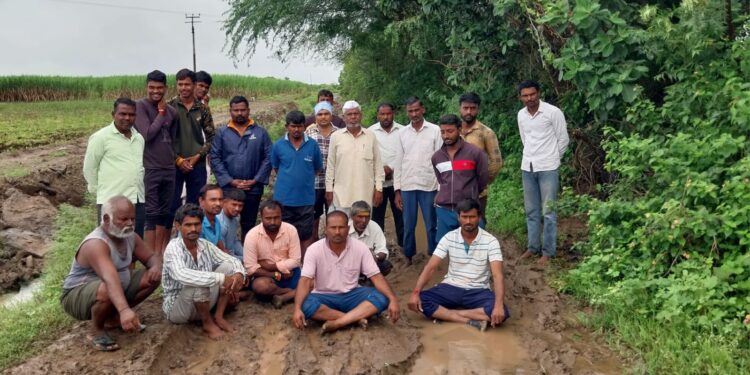 कामतीला जोडणाऱ्या रस्त्यासाठी हराळवाडी ग्रामस्थांचा चिखलात ठिय्या आंदोलन…