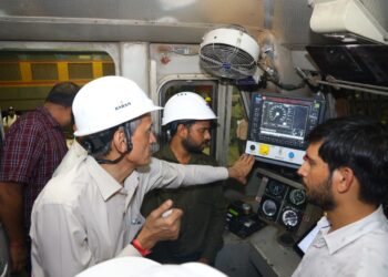 मध्य रेल्वेचे महाव्यवस्थापक, धर्मवीर मीणा, यांच्या हस्ते कल्याण इलेक्ट्रिक लोको शेड येथे कवच प्रणाली
