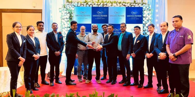 सोलापूरच्या बालाजी सरोवर प्रीमियरला ‘हॉटेल ऑफ द इयर’ आणि सोलापूरचे सुपुत्र महांतेश तोळणुरे यांना ‘चीफ इंजिनिअर ऑफ द इयर’ पुरस्काराने सन्मानित