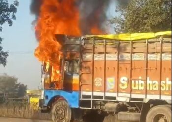 सोलापूर पुणे महामार्गावर अरण गावच्या हद्दीत भरधाव ट्रकमध्ये स्वयंपाक करताना आग लागली…
