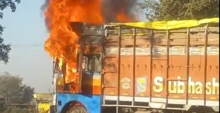 सोलापूर पुणे महामार्गावर अरण गावच्या हद्दीत भरधाव ट्रकमध्ये स्वयंपाक करताना आग लागली…