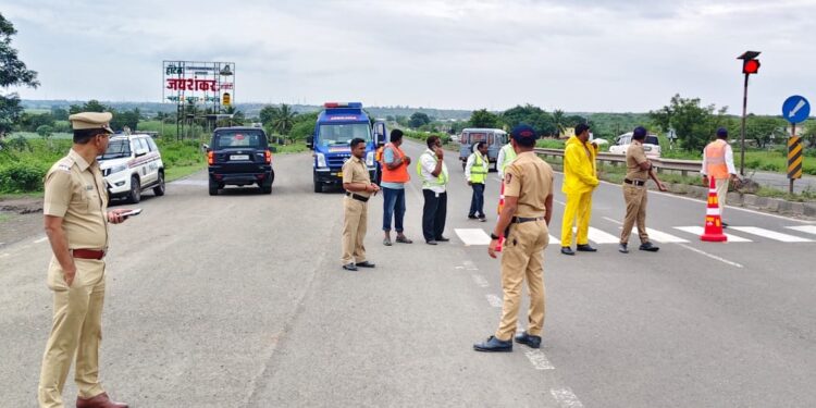 एक बाजू बंद एक बाजूने वाहतूक सुरू.. महामार्ग प्राधिकरणाच्या अधिकाऱ्यांचे पथक पुलावर
