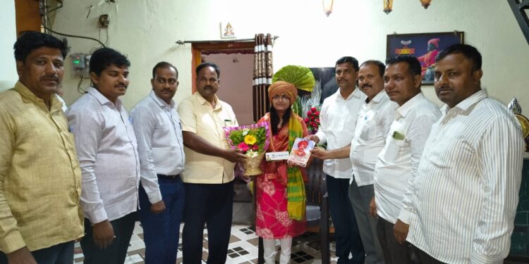 राज्य सेवा स्पर्धा परिक्षेत मुलींमधे राज्यात प्रथम आलेल्या कु.अमृता बाबुराव ननवरे यांचा सत्कार