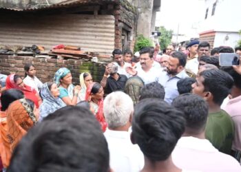 पालकमंत्री गोरे यांनी माढा तालुक्यातील पूरग्रस्त भागाची केली पाहणी