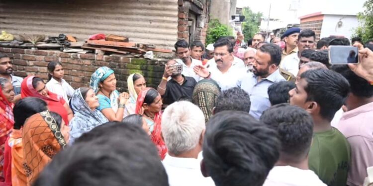 पालकमंत्री गोरे यांनी माढा तालुक्यातील पूरग्रस्त भागाची केली पाहणी