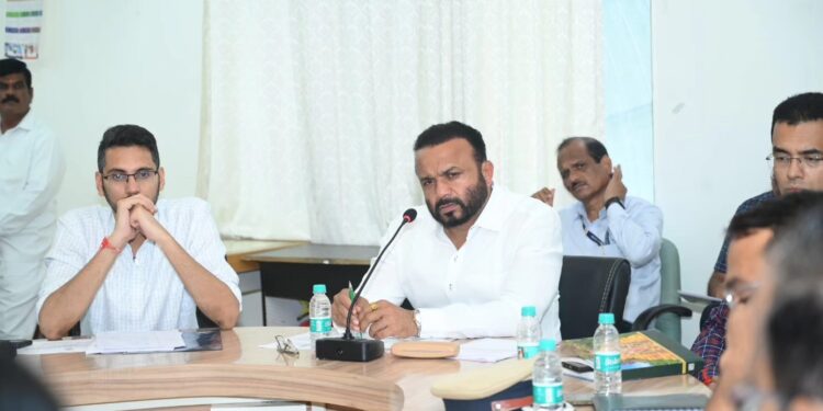 पूरग्रस्तापर्यंत शासकीय मदत व कामे पोहोचवण्याची जबाबदारी प्रशासकीय यंत्रणेची – पालकमंत्री जयकुमार गोरे