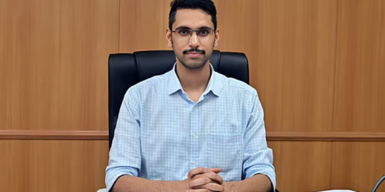 जिल्हाधिकारी आशीर्वाद यांनी अन्य जिल्ह्यातून शोध व बचाव कार्यासाठी मनुष्यबळासह 11 बोटी मागविल्या