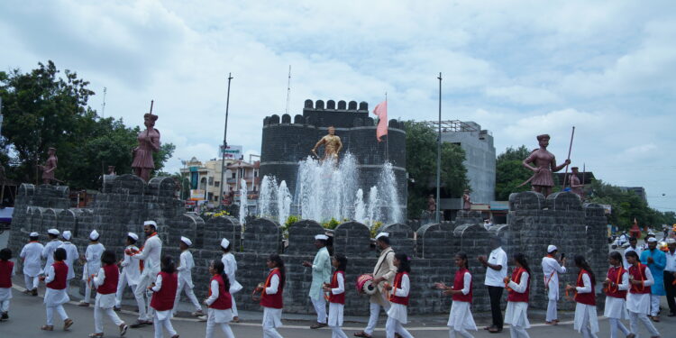 टाळ मृदुंगाच्या गजरात येस न्यूज मराठीच्या गणरायाची पालखीतून विसर्जन मिरवणूक…! Yes News Marathi