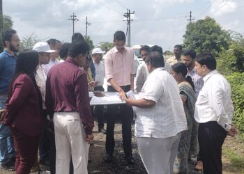 जिल्हाधिकारी आशीर्वाद यांच्याकडून आयटी पार्कसाठी जागेची पाहणी