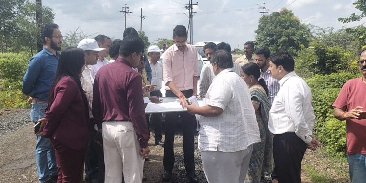जिल्हाधिकारी आशीर्वाद यांच्याकडून आयटी पार्कसाठी जागेची पाहणी